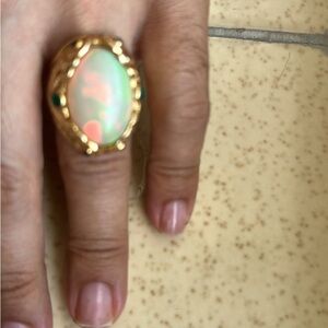 Elegant Gold and Opal Ring 18k